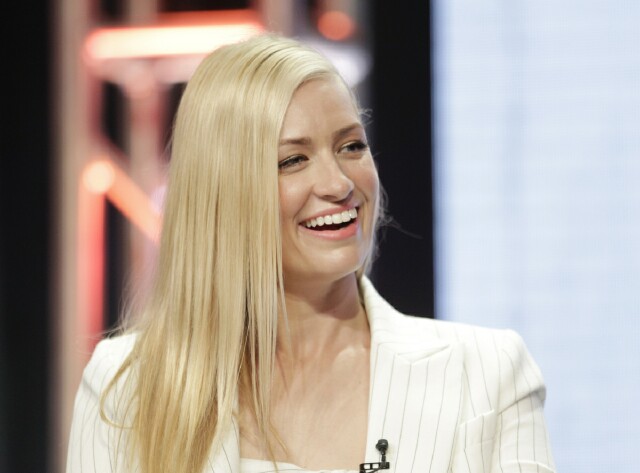Beth Behrs Dishes On 2 Broke Girls And The Neighborhood - Exclusive  Interview